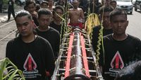 Ada Keris Raksasa 3,5 Meter di Kirab Pusaka Solo
