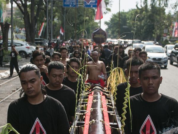 Ada Keris Raksasa 3,5 Meter di Kirab Pusaka Solo