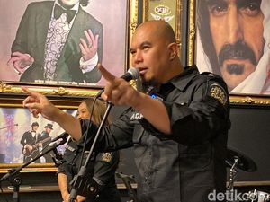Video: Momen Melly Goeslaw-Ahmad Dhani Nyanyi Saat Rapat DPR dengan Guru Video: Momen Melly Goeslaw-Ahmad Dhani Nyanyi Saat Rapat DPR dengan Guru
