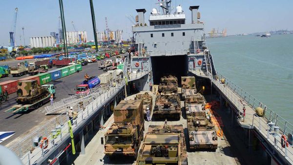 Alutsista Australia Bersandar di Tanjung Perak, Ada Apa?