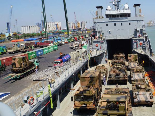 Alutsista Australia Bersandar di Tanjung Perak, Ada Apa?