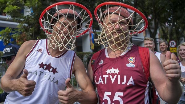 Antusias Penonton FIBA World Cup di Indonesia Arena