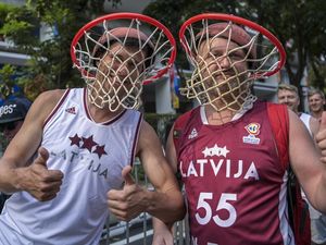Antusias Penonton FIBA World Cup di Indonesia Arena