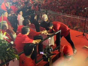 Gibran Bicarakan Banyak Hal dengan Bambang Pacul di Apel Pemenangan Ganjar Gibran Bicarakan Banyak Hal dengan Bambang Pacul di Apel Pemenangan Ganjar