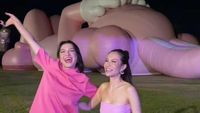 7 Artis Foto Berlatar Boneka KAWS Rebahan di Candi Prambanan