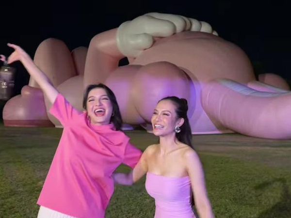 7 Artis Foto Berlatar Boneka KAWS Rebahan di Candi Prambanan