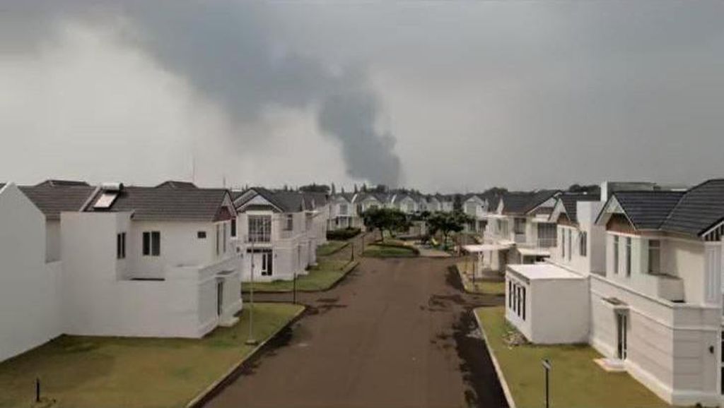 Penampakan Pekatnya Asap Tebal yang Kepung Perumahan di Tangerang Penampakan Pekatnya Asap Tebal yang Kepung Perumahan di Tangerang