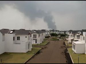 Penampakan Pekatnya Asap Tebal yang Kepung Perumahan di Tangerang