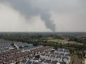 Asap Hitam Kepung Perumahan di Tangerang, Diduga karena Bakar Sampah Merembet ke Lahan Warga Asap Hitam Kepung Perumahan di Tangerang, Diduga karena Bakar Sampah Merembet ke Lahan Warga
