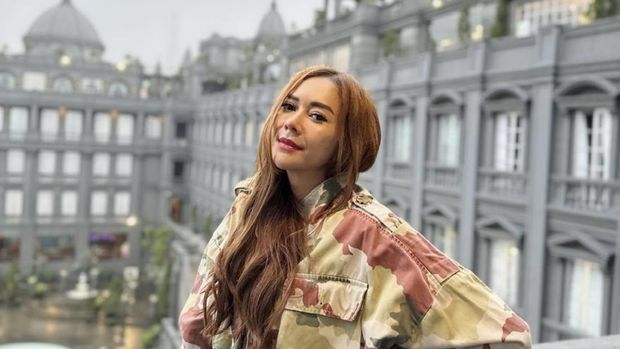 Aura Kasih Doyan Makan Es Krim hingga Ngopi, Ini Potretnya