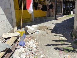 Dua Batu Besar yang Blokir Rumah Wiwik Malah Bikin Mobil Masriah Tergores