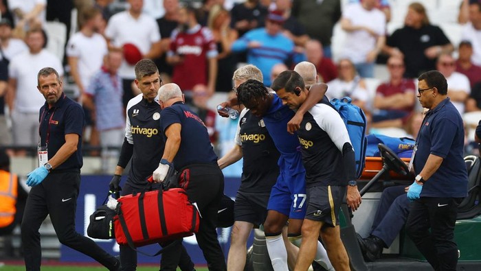 Soccer Football - Premier League - West Ham United v Chelsea - London Stadium, London, Britain - August 20, 2023 Chelseas Carney Chukwuemeka leaves the pitch after receiving medical attention Action Images via Reuters/Matthew Childs EDITORIAL USE ONLY. No use with unauthorized audio, video, data, fixture lists, club/league logos or live services. Online in-match use limited to 75 images, no video emulation. No use in betting, games or single club /league/player publications.  Please contact your account representative for further details.