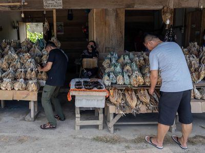 Mengintip Tempat Penjualan Oleh-oleh Ikan Kering dari Banggai Sulteng