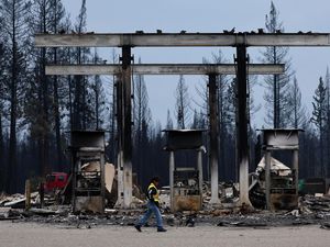 Ganasnya Kebakaran Hutan di Kanada, Mobil hingga SPBU Ludes