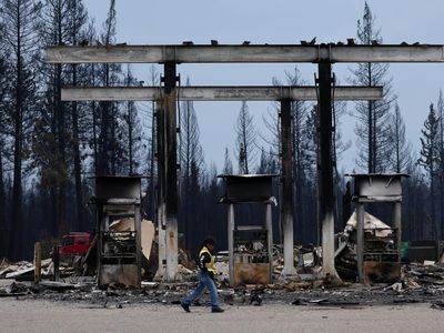 Ganasnya Kebakaran Hutan di Kanada, Mobil hingga SPBU Ludes