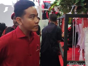 Gibran Hadiri Apel Pemenangan PDIP di Semarang, Duduk Sebelah Bambang Pacul Gibran Hadiri Apel Pemenangan PDIP di Semarang, Duduk Sebelah Bambang Pacul