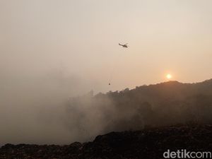 Helikopter Water Bombing Mengudara Padamkan Kebakaran TPA Sarimukti Helikopter Water Bombing Mengudara Padamkan Kebakaran TPA Sarimukti