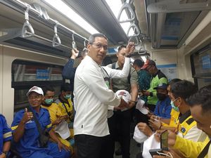 Pasukan Pelangi Senang Diajak Heru Budi Naik LRT, Harap Kartu Layanan Gratis