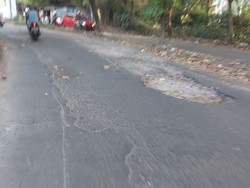 Masih Banyak Lubang di Jl Pala Raya Pamulang, Kelanjutan Perbaikan Dinanti