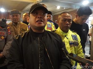 Evakuasi Penonton Karnaval Pacet Ditabrak Truk, Satu Polisi Tumbang Evakuasi Penonton Karnaval Pacet Ditabrak Truk, Satu Polisi Tumbang