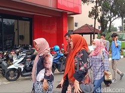 Kedua Keluarga Bayi Tertukar Tiba di Polres Bogor Jelang Pengumuman Tes DNA