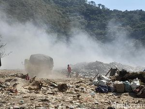 Asap Pekat Masih Terlihat di TPA Cibeureum Sumedang Asap Pekat Masih Terlihat di TPA Cibeureum Sumedang