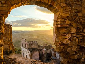 Potret 10 Kota Hantu, Eh tapi Kok Cantik Ya?