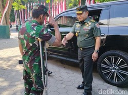 KSAD Dudung Tiba-tiba Turun dari Mobil Temui Prajurit Cedera di Banyuwangi