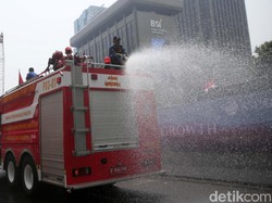 Kurangi Polusi Jakarta, Damkar Siram Jalan Protokol 2 Kali Sehari