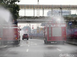 DKI Evaluasi Semprot Air ke Jalan untuk Kurangi Polusi, Akan Disetop?