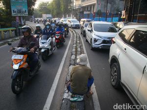 Lalin ke Lebak Bulus Macet, Pemotor Lawan Arah Berjamaah