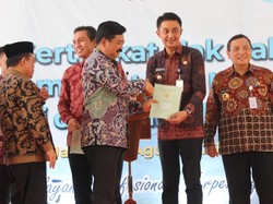 Menteri ATR/BPN Serahkan 13.356 Sertifikat Hak Pakai Tanah di Jambi