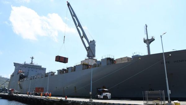 MV Cape Henry Milik AS Merapat ke Banyuwangi
