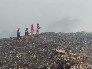 Api di TPA Sarimukti Dipadamkan Pakai Air Bercampur Cairan Kimia