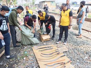 Kampung Bahari Jakut Digerebek, Bong hingga Senjata Disita Polisi! Kampung Bahari Jakut Digerebek, Bong hingga Senjata Disita Polisi!