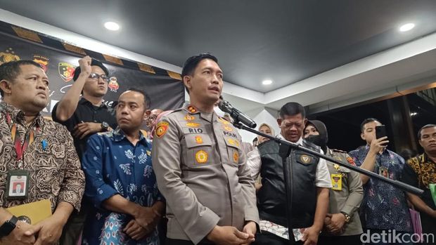 Polisi mengumumkan hasil tes DNA 2 bayi yang tertukar di Bogor. Hasilnya, kedua bayi itu dinyatakan tertukar dari orang tua kandungnya. Hal itu disampaikan AKBP Rio Wahyu Anggoro (Rizky AM/detikcom)