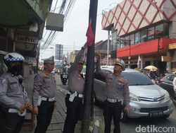Polisi Temukan 16 Tiang Kabel Berbahaya di Bogor, Dipasangi Bendera Merah