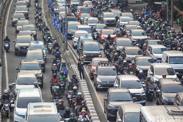 Potret Macet Sore Ini, Biang Kerok yang Bikin Ibu Kota Bengek