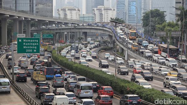 Potret Macet Sore Ini, Biang Kerok yang Bikin Ibu Kota Bengek