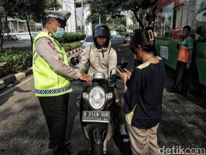 Denda Tilang Kendaraan Tak Uji Emisi: Motor Rp 250 Ribu, Mobil Rp 500 Ribu Denda Tilang Kendaraan Tak Uji Emisi: Motor Rp 250 Ribu, Mobil Rp 500 Ribu