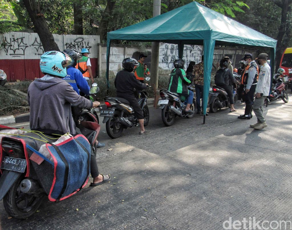 Uji coba tilang emisi digelar di Jalan Re Martadinata, Ancol, Jakarta Utara, Jumat (25/8/2023). Sejumlah kendaraan dilakukan uji emisi.