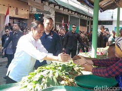 Jokowi Bagi-bagi BLT di Pasar Brahrang Binjai, Pedagang Senang