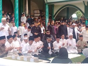 Jokowi Ziarah ke Makam Haji Anif Orang Tua dari Wagub Ijeck Jokowi Ziarah ke Makam Haji Anif Orang Tua dari Wagub Ijeck