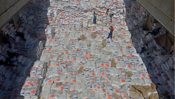 Ribuan Ton Beras Impor dari Thailand Tiba di Aceh