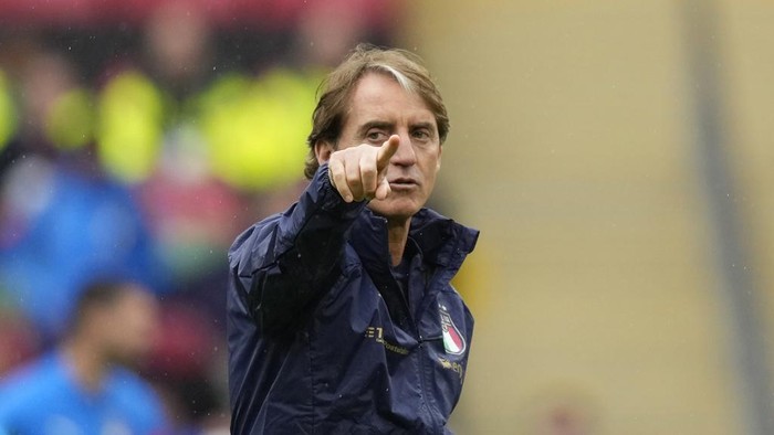 FILE - Italys manager Roberto Mancini gives instructions during a training session ahead of Wednesdays Finalissima soccer match between Italy and Argentina at Wembley Stadium in London, Tuesday, May 31, 2022. Italy coach Roberto Mancini resigned surprisingly on Sunday, Aug. 13, 2023, ending an an up-and-down tenure with the national team that included a European Championship title in 2021 but also a failed qualification for last year’s World Cup.(AP photo/Frank Augstein, File)