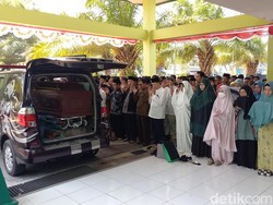 Bu Dosen UIN Solo yang Tewas Tertutup Kasur Disalatkan di Kampus
