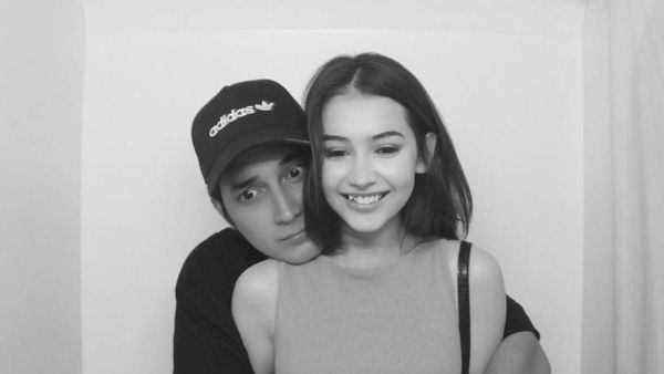 7 Foto Sandrinna Michelle & Junior Roberts, Gaya Pacarannya Dikritik Dewasa