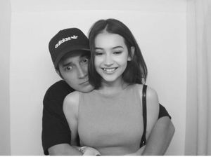 7 Foto Sandrinna Michelle & Junior Roberts, Gaya Pacarannya Dikritik Dewasa 7 Foto Sandrinna Michelle & Junior Roberts, Gaya Pacarannya Dikritik Dewasa