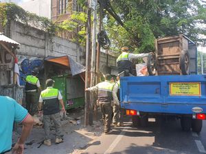 Satpol PP Jakpus Tertibkan Puluhan Pedagang di Jalur Delegasi KTT ASEAN