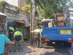 Satpol PP Jakpus Tertibkan Puluhan Pedagang di Jalur Delegasi KTT ASEAN